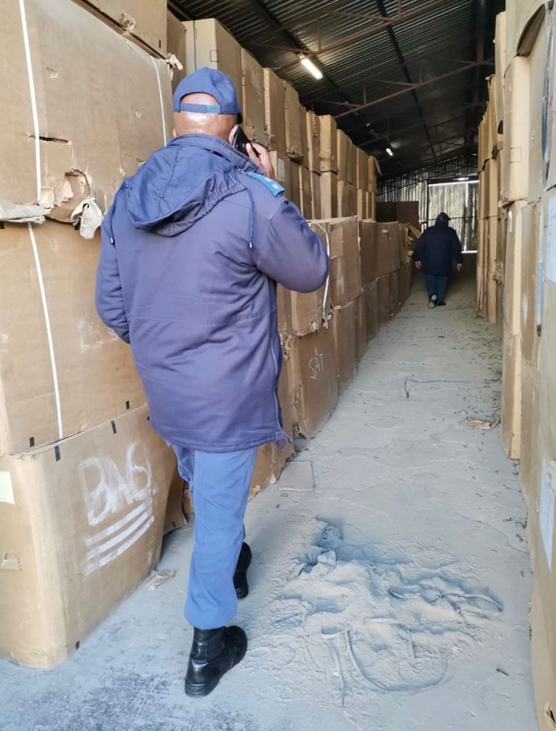 SAPoliceService's tweet image. #sapsEC SAPS members in collaboration with customs officers have arrested a 31yr-old suspect for possession of unprocessed tobacco estimated at a street value of R10 million and bribery on Wednesday afternoon at a Thorn Park warehouse, East London. ML
saps.gov.za/newsroom/selne…