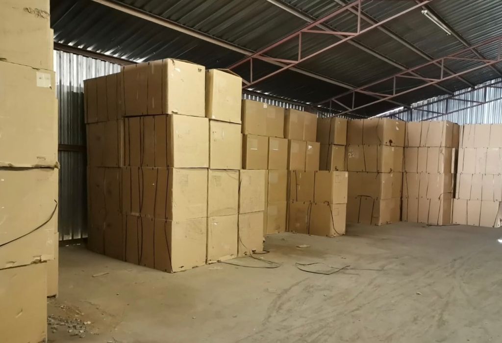 SAPoliceService's tweet image. #sapsEC SAPS members in collaboration with customs officers have arrested a 31yr-old suspect for possession of unprocessed tobacco estimated at a street value of R10 million and bribery on Wednesday afternoon at a Thorn Park warehouse, East London. ML
saps.gov.za/newsroom/selne…