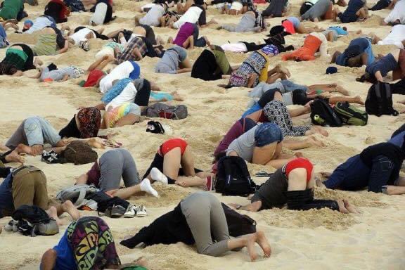 ‘Viruswaarheid’ hield een bijeenkomst op het strand.