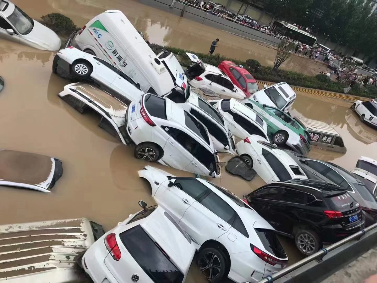 genderandlabor's tweet photo. 郑州泄洪和雨水后4公里长的京广路隧道，这是一条死亡谷，不知道有多少人和車辆在里面。（洪水前与洪水后的对比） https://t.co/LOQn3ETjIk