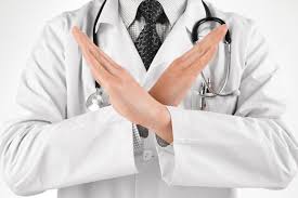 коммуникация с пациентом. доктор принуждение. чтобы у врачей не было. общение с пациентом. врач в наручниках.