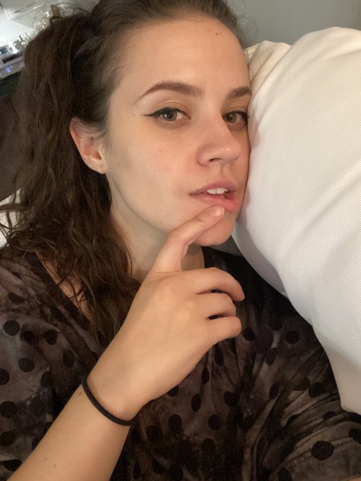 i&rsquo;m stoned &amp; exploring the left side of my face &amp; holy shit i NEVERRR take pics from this angle and i