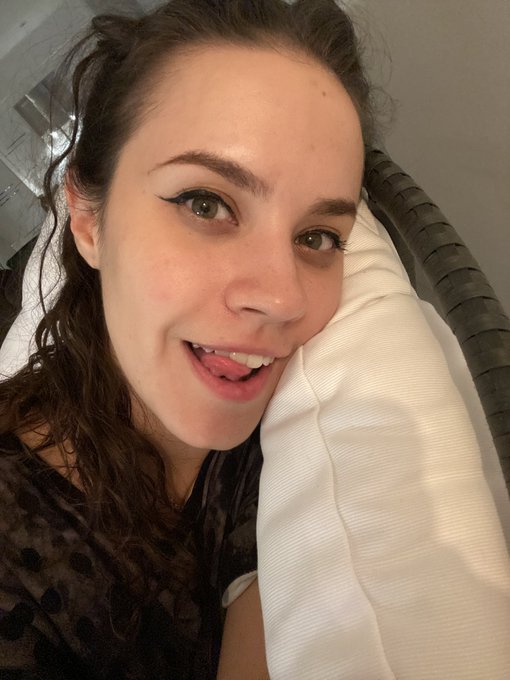 i&rsquo;m stoned &amp; exploring the left side of my face &amp; holy shit i NEVERRR take pics from this angle and i