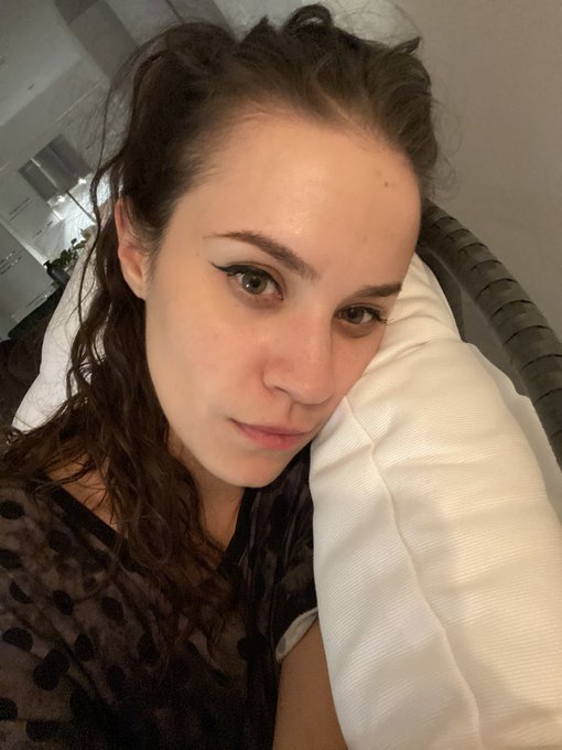 i&rsquo;m stoned &amp; exploring the left side of my face &amp; holy shit i NEVERRR take pics from this angle and i