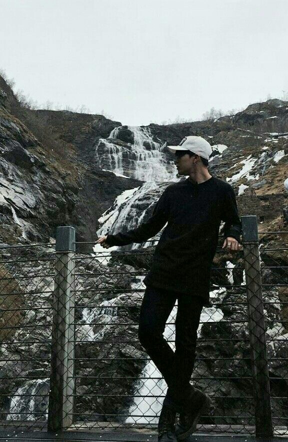EUPH01RA's tweet photo. wishful thoughts 🍂

a #yoonmin au where jimin and his friends planned a quick vacation but little did he know his bestfriend, kim taehyung, invited his ex, min yoongi.

#yoonminweek2021_D4
#yoonminweek2021 https://t.co/Vo2sggSWuW