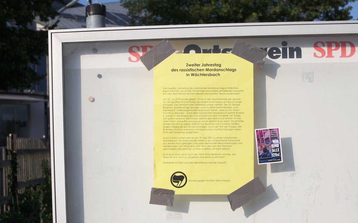 Heute vor 2 Jahren wurde Bilal M. auf offener Straße von einem Rassisten angeschossen. Er überlebte den rassistischen Mordversuch schwer verletzt. In Wächtersbach haben Aktivist*innen an den Anschlag mit Plakaten, Flyern &amp; einer Tapete erinnert.