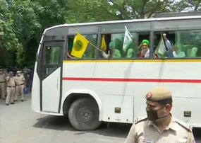RituSinghtweets's tweet photo. FARMER'S BILL PROTEST:  farmers arrive at Jantar Mantar in Delhi. The protesting farmers will agitate against Central Government's three farm laws here.

#upp2800gp #upp2800gp #Remove_border_scheme #upp2800gpपुलिस #upp2800gp 
#Removeborderscheme https://t.co/ORR0RMIFEt