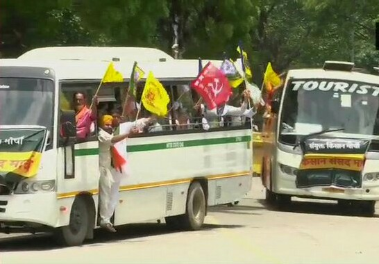 RituSinghtweets's tweet photo. FARMER'S BILL PROTEST:  farmers arrive at Jantar Mantar in Delhi. The protesting farmers will agitate against Central Government's three farm laws here.

#upp2800gp #upp2800gp #Remove_border_scheme #upp2800gpपुलिस #upp2800gp 
#Removeborderscheme https://t.co/ORR0RMIFEt