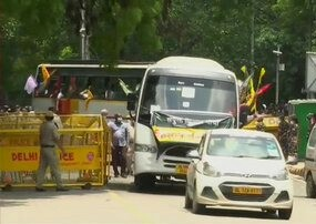 RituSinghtweets's tweet photo. FARMER'S BILL PROTEST:  farmers arrive at Jantar Mantar in Delhi. The protesting farmers will agitate against Central Government's three farm laws here.

#upp2800gp #upp2800gp #Remove_border_scheme #upp2800gpपुलिस #upp2800gp 
#Removeborderscheme https://t.co/ORR0RMIFEt