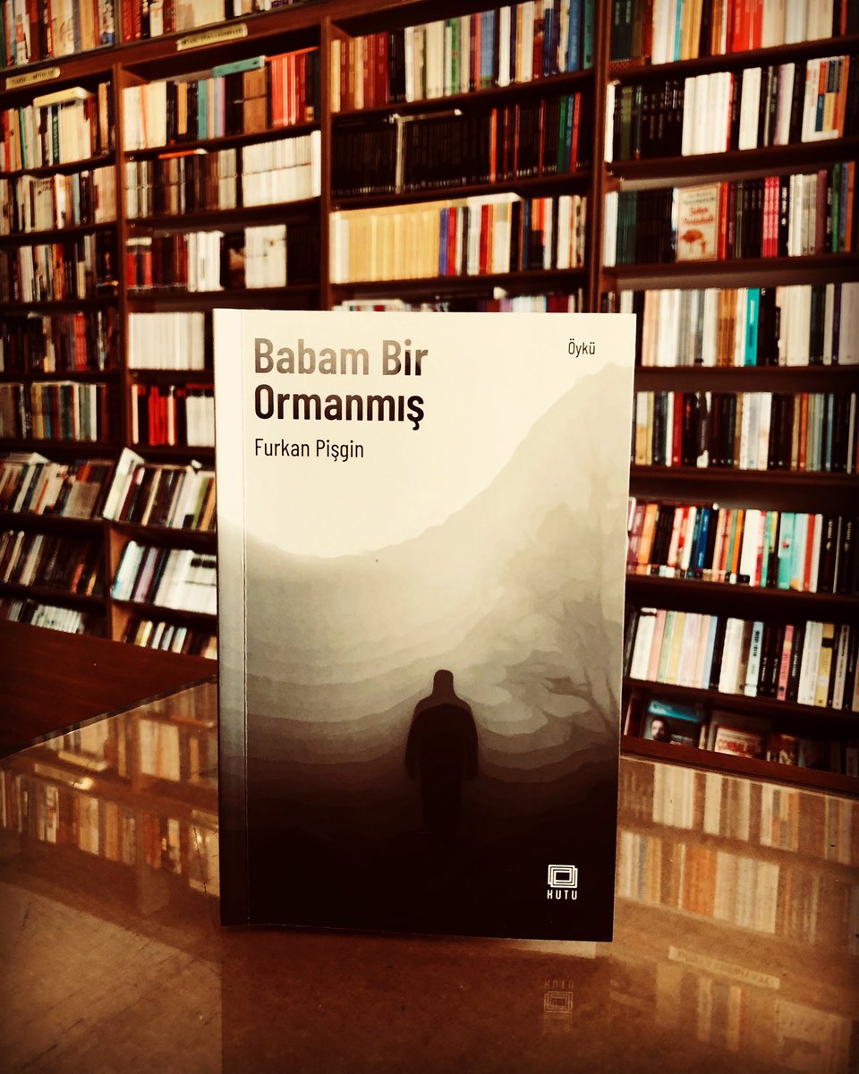 “Dünya, gitgide uzaklaştığım ve gereksiz görünen eski, işe yaramaz bir eşya gibiydi âdeta. Bir sandalye, tozlanmış ve üflesen o toza bulanacağın bir sandalye, evet tam olarak bu!”
<a href="/KutuYayinlari/">Kutu Yayınları</a> <a href="/FurkanPisgin/">furkan</a> #öykü #ilkkitap #babambirormanmış