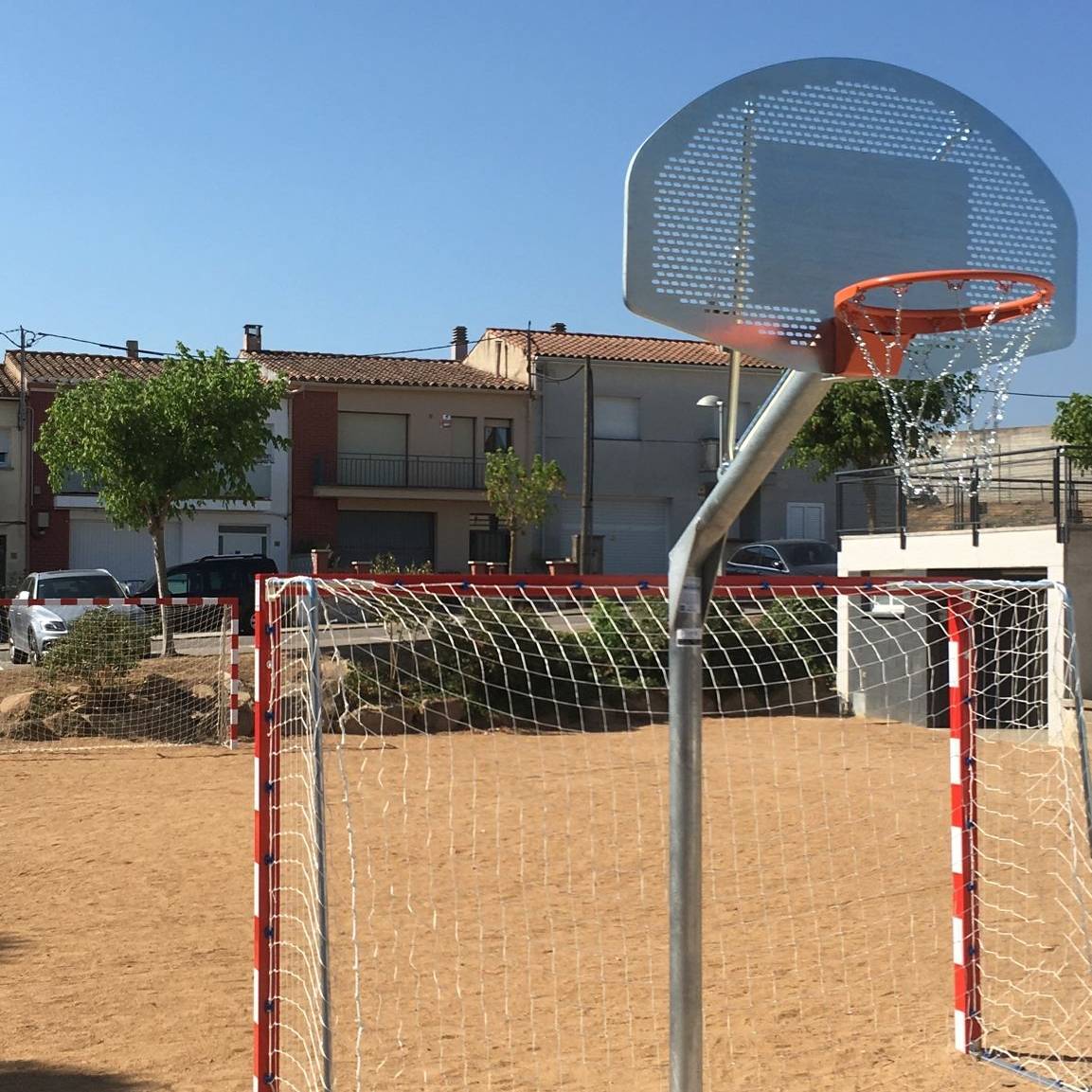 Parks3000com's tweet photo. Ens agrada promocionar l'esport al carrer!
.
.
.
#cistellesbasquet #basquet #pistaexterna #airelliure #esport #porteries #futbol https://t.co/5RAESOww2n