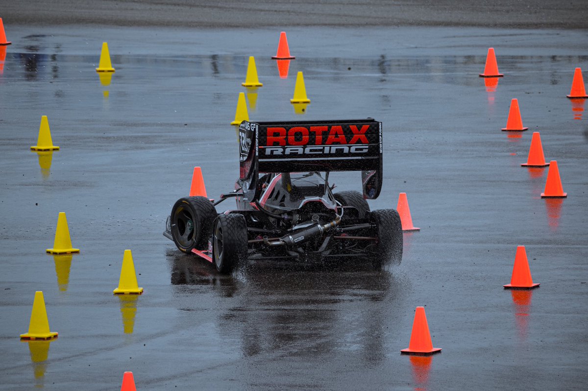 Impressions from the wet #Skidpad at #FSNetherlands. 🚿🔥

#FSN #ttcircuit #assen