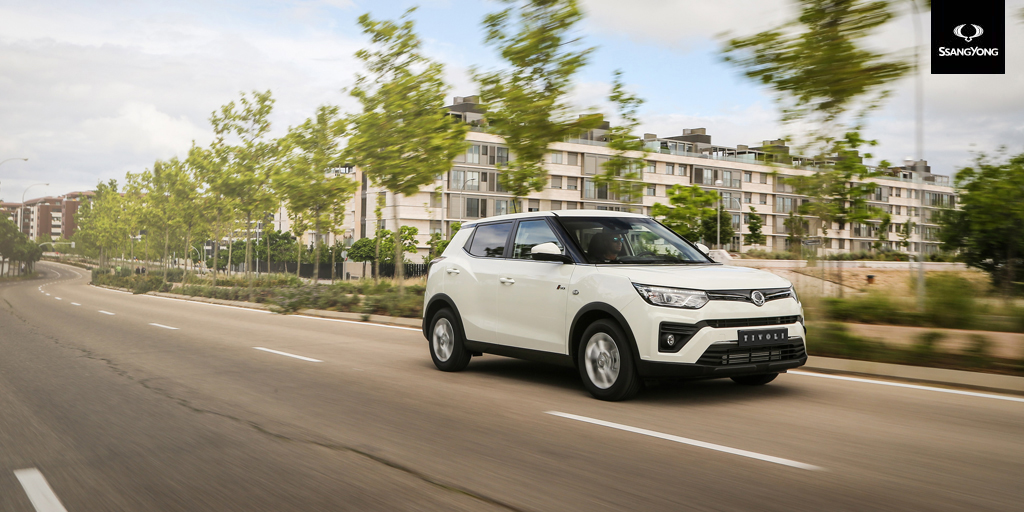KGMEspana's tweet photo. El estilo contemporáneo de nuestro #SsangYongTívoli atrae todas las miradas. ¿A que no te puede gustar más el color #GrandWhite? 🚗😍 Es imposible evitar enamorarse al verlo por la ciudad 🏘️ 👌 🌇
#Ilovit #Tívoli #SsangYongSpain https://t.co/FmuV0YndSa