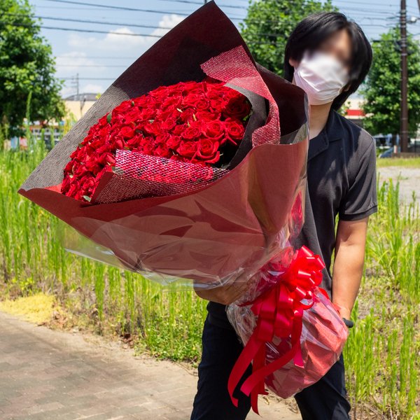 サプライズで背中に隠すのは至難の業 薔薇108本の花束を172cmの男性が持つとわかるボリューム感 品種や等級でも変わるみたい Togetter
