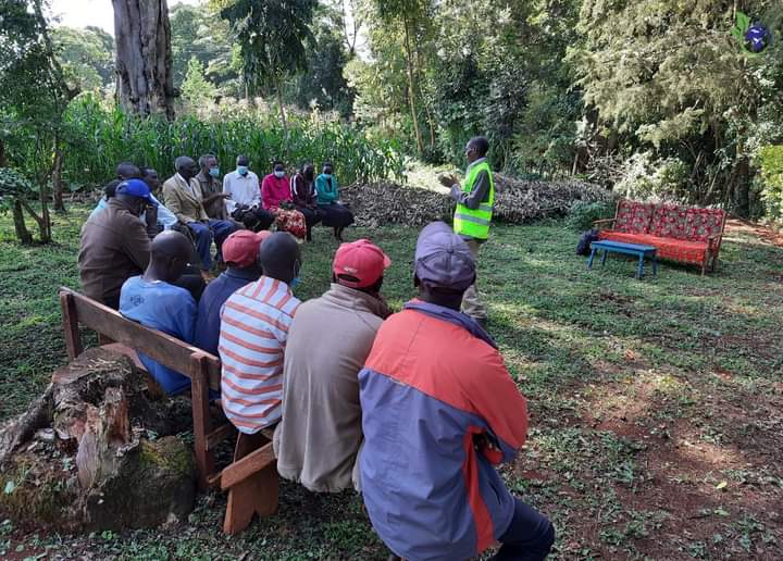 fspnAfrica's tweet photo. .
๐ธ: FSPN Africa, Field Officer Mr. Nathan Ngetich addressing smallholder farmers in Emgwen, Nandi County.
#PartnserAgainstHunger #DAA #SmartDevelopmentHack #farminputs #scalingupagriculture #EmpoweringFarmers https://t.co/RsxLUMGtmW