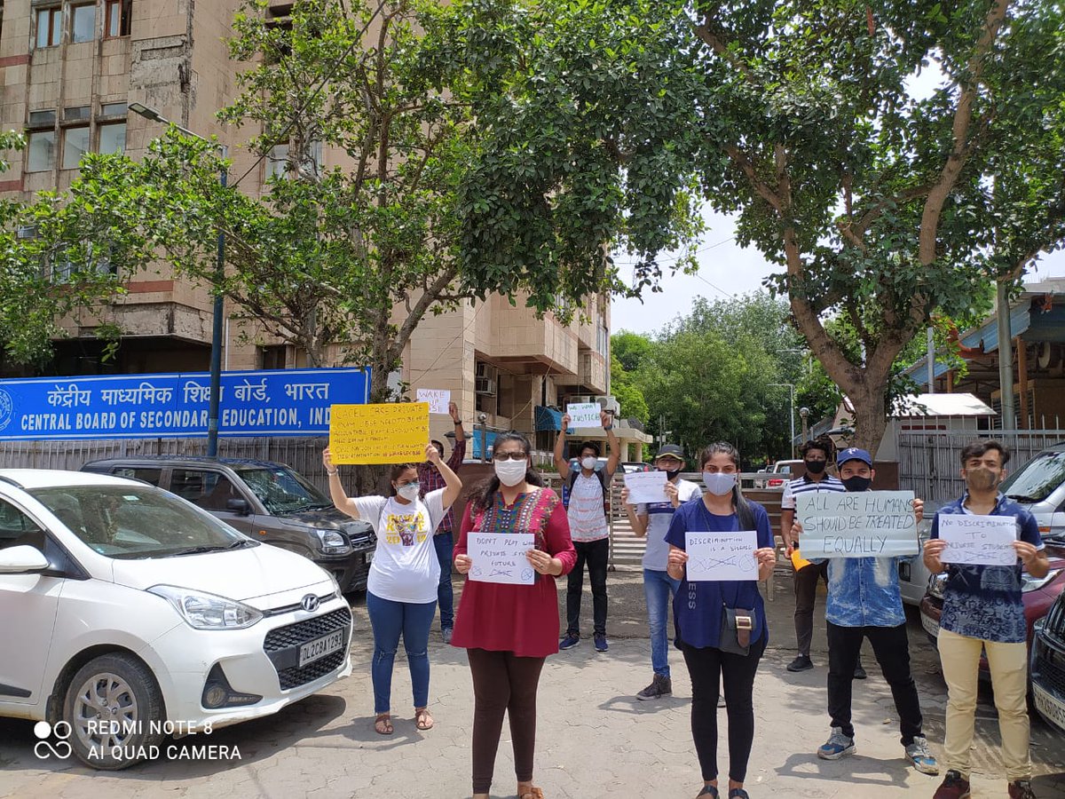 Studentorg123's tweet image. #WakeupCBSE 
Students protest outside #CBSE office  over its decision to conduct exams for Private candidates
#promoteCBSEPrivateStudent
