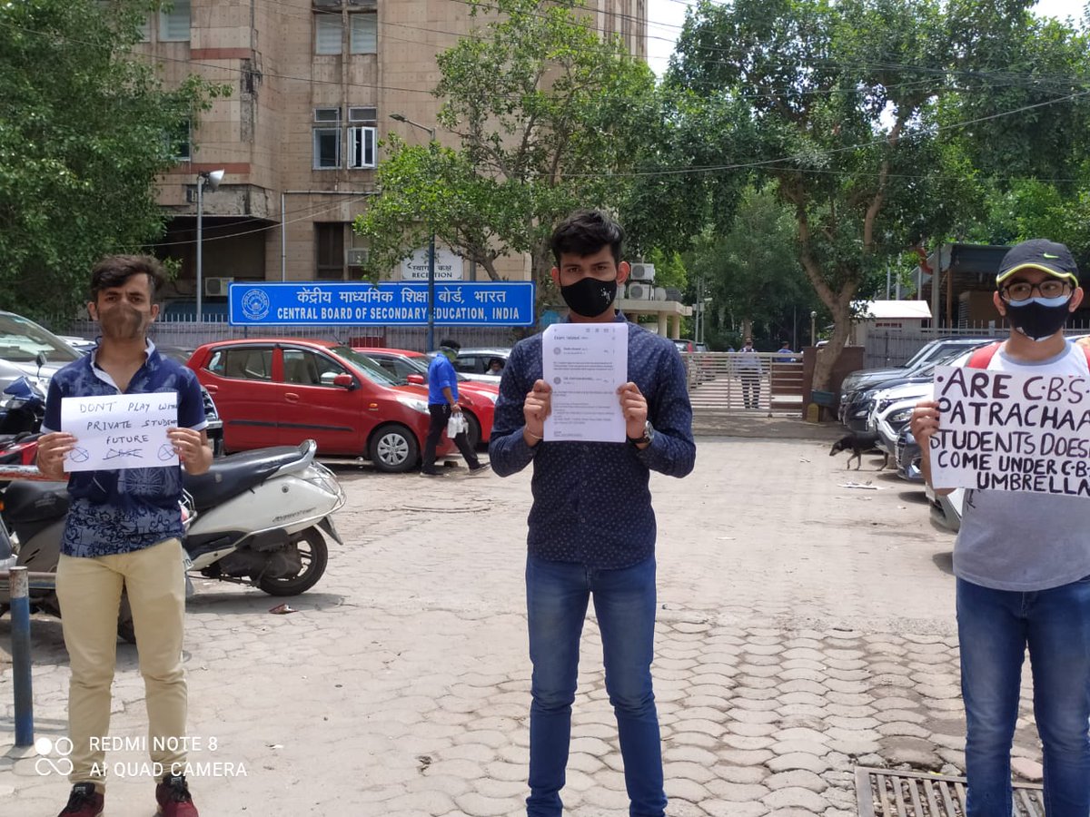 Studentorg123's tweet image. #WakeupCBSE 
Students protest outside #CBSE office  over its decision to conduct exams for Private candidates
#promoteCBSEPrivateStudent