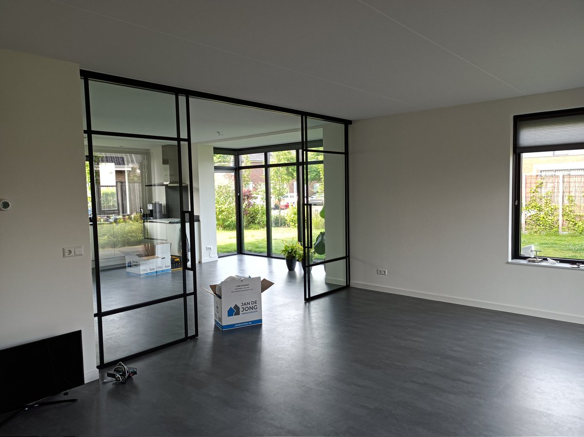 Na ruim 2 weken dozen in- &amp; uitpakken en nog geen 2 jaar na de omgekeerde beweging inmiddels met het gezin weer geland op Het Hogeland. 
Veel ervaringen rijker en helaas hier en daar een illusie armer. 'T voelt als een wonder dat we weer in ons oude (nu nieuwe) huis kunnen wonen.