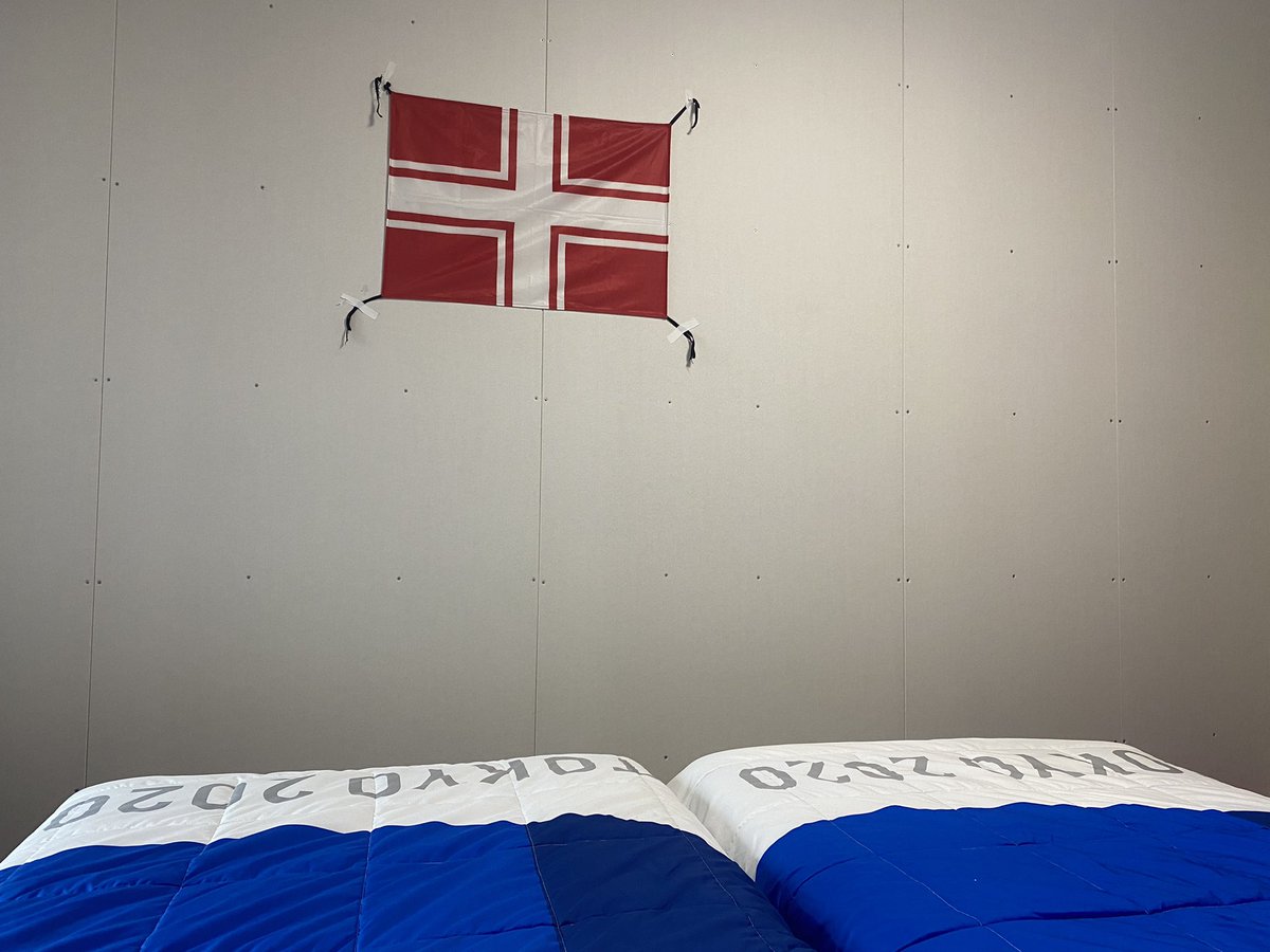 La bandera de Matadepera a la nostra habitació de <a href="/Tokyo2020/">#Tokyo2020</a>!! 🏑🙌🏽 <a href="/AjMatadepera/">Aj. Matadepera</a>