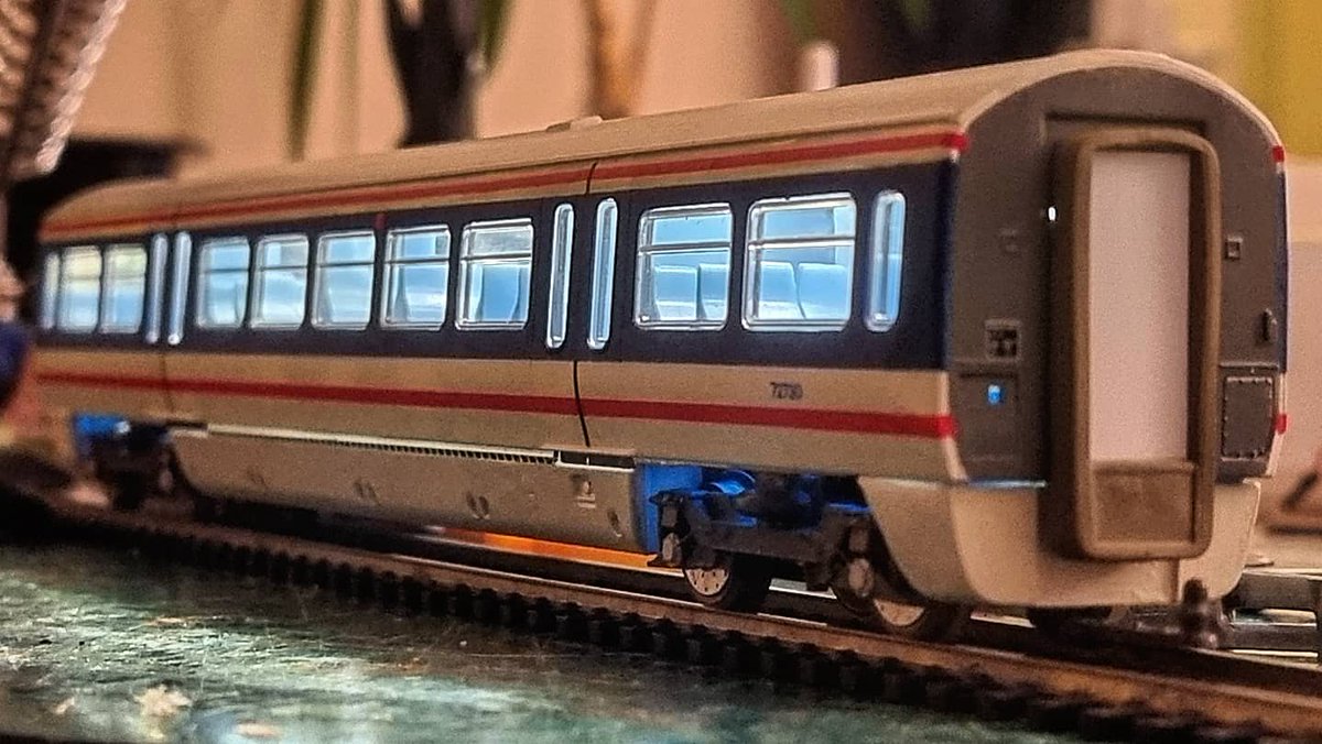 PdannyH's tweet image. #Class465 lighting tests. Have some filling and blanking to do to prevent the bleeding. Also added headlighting kit to correct the white lights. The destination panel has been set behind the windscreen rather than printed on the front of it. #TMRGUK  #VariousMultipleUnits