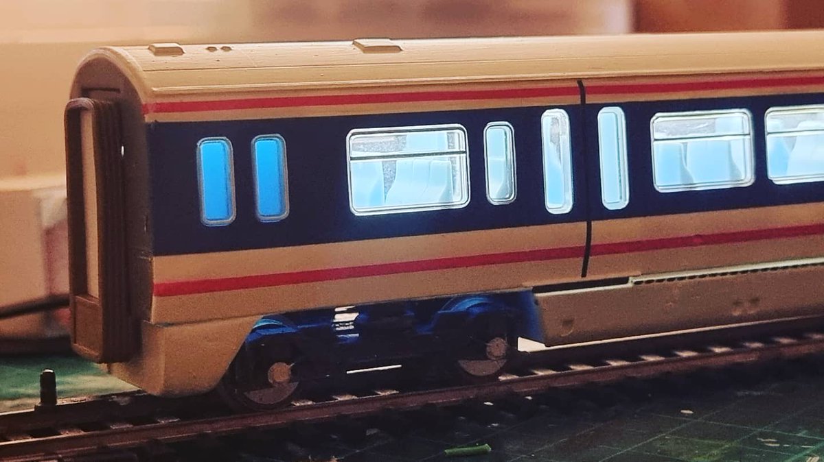 PdannyH's tweet image. #Class465 lighting tests. Have some filling and blanking to do to prevent the bleeding. Also added headlighting kit to correct the white lights. The destination panel has been set behind the windscreen rather than printed on the front of it. #TMRGUK  #VariousMultipleUnits