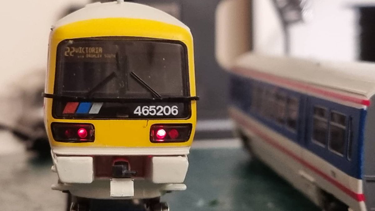 PdannyH's tweet image. #Class465 lighting tests. Have some filling and blanking to do to prevent the bleeding. Also added headlighting kit to correct the white lights. The destination panel has been set behind the windscreen rather than printed on the front of it. #TMRGUK  #VariousMultipleUnits
