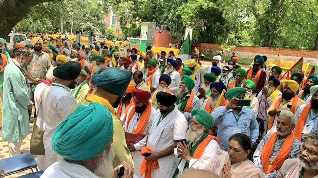 #Verified

👉#FarmersParliament proceedings begin at Delhi's Jantar Mantar

👉Silence being observed to pay tribute to over 500 Farmers who have died in #FarmersProtest

👉It has taken 239 days of protest for 200 farmers to be allowed in the 2 km vicinity of the Indian Parliament
