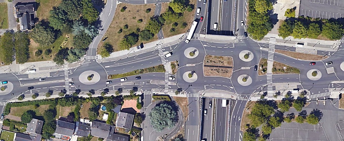A #Nantes, on adore les ronds-points. Au point de friser parfois l'absurde. Premier épisode de notre série d'été sur Nantes et la #LoireAtlantique vues du ciel : 
mediacites.fr/reportage/nant…