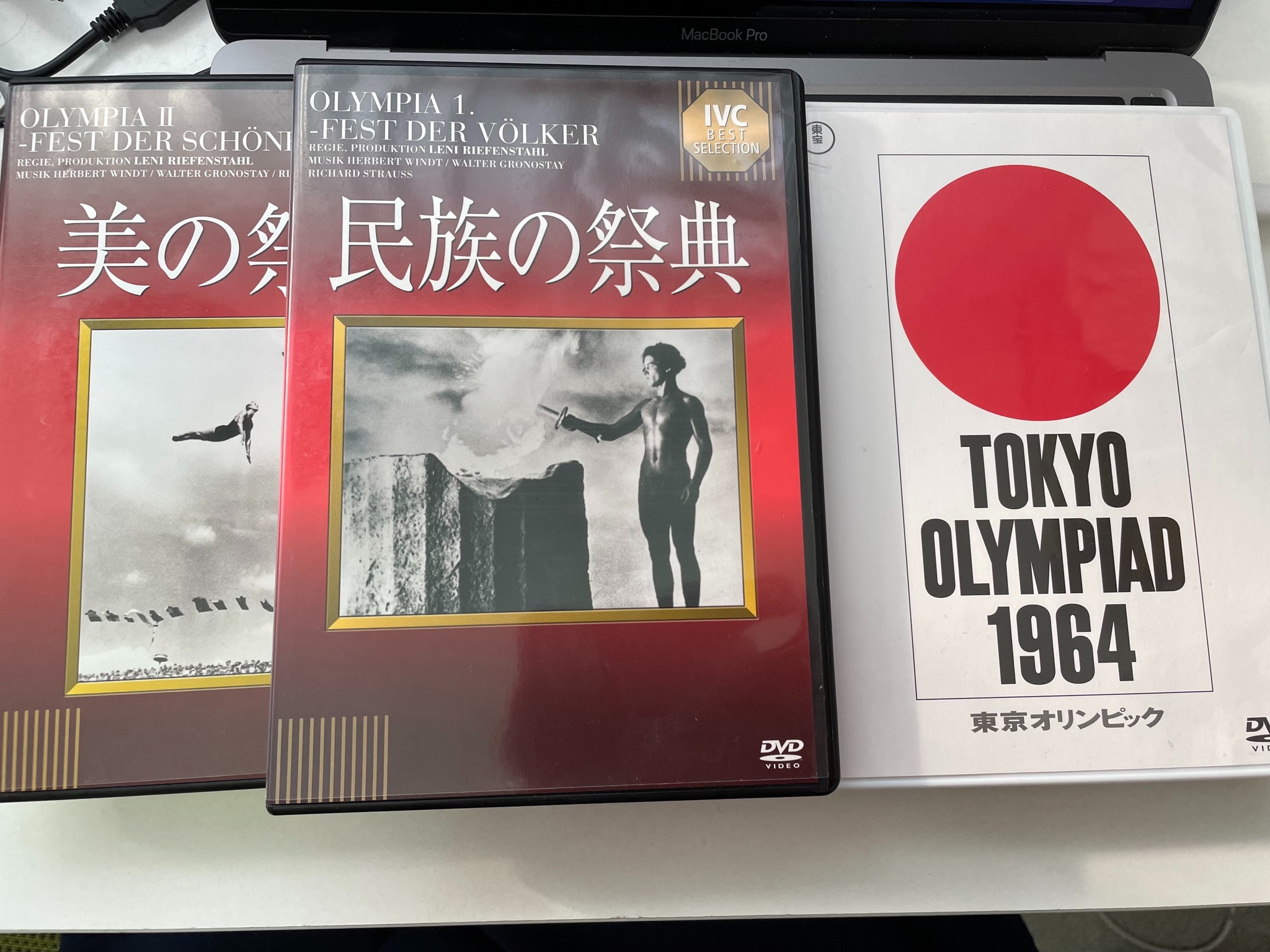 相馬千秋 授業でよく使ったdvd 今からまた見ようかな ナチス時代の1936年ベルリンオリンピックの開会式見たら 一気に寒気で暑さ忘れるはず 一方 市川崑監督の東京オリンピック記録映画は 芸術作品としてすごい出来で あの時代といまの落差に