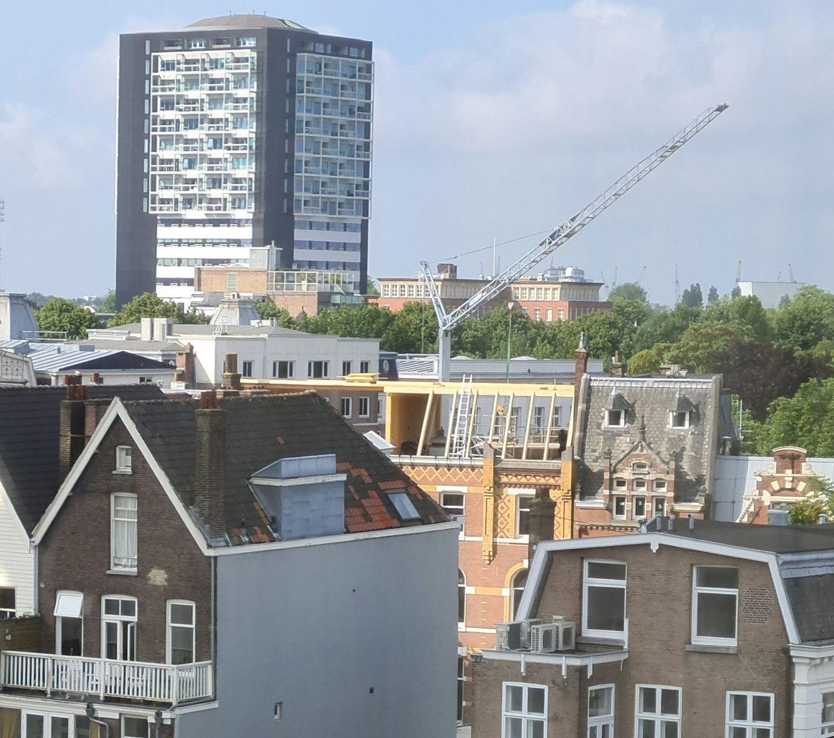 marian070249's tweet photo. In de Van Volkenhovenstraat zijn een paar panden gerenoveerd en wordt nog een puntdak opgezet.
We hebben oa #KaasaandeMaas erbij en #Vlasman mode naast bakker #Bussing https://t.co/cq24hxxH6S