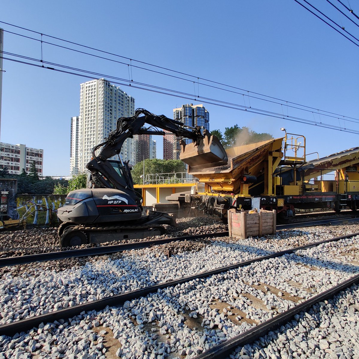 tanguyceste's tweet photo. Castor 2021 acte 3 sur le @RERC_SNCF ! Le RVB Kennedy prend son rythme de croisière sous la surveillance de la dame de fer et avec un soleil estivale !
@YaceBoug @Maestro93330 @groupe_NGE @SNCFReseau https://t.co/ObhiktuxKO