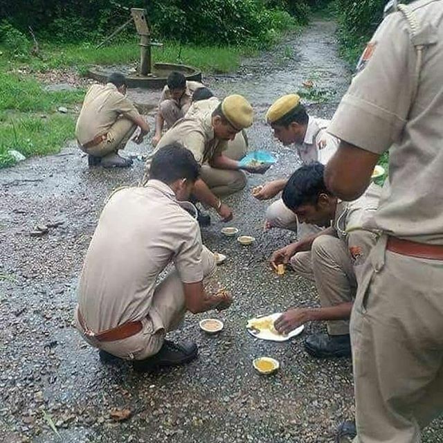 i_unknown_07's tweet photo. Up police सुरक्षा की दृष्टि से 24घंटे तत्पर रहती है मगर वेतन व बॉर्डर स्कीम के कारण आज भी पीछे है महोदय से निवेदन है पुलिस को #upp2800gp देकर #Border_scheme हटाकर गृह जनपद के पास तैनाती दी जाय। @myogiadityanath @shalabhmani  #Remove_border_scheme 
@narendramodi https://t.co/lbTRR03Vv6