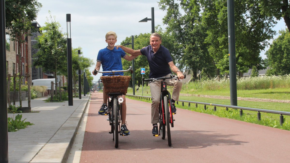 EnschedeFietst's tweet image. Ze zijn al een tijdje actief, maar vandaag hebben we een primeur: Het eerste gezamenlijke column van fietsburgemeester @henniekuiperkw en junior fietsburgemeester Florian Laan! Je leest de column hier: enschedefietsstad.nl/vraag-het-de-f…

Wat zou jij de fietsburgemeesters willen vragen?