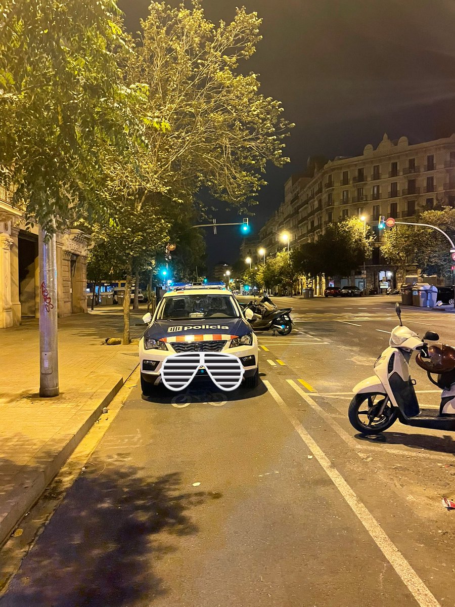 martacasar's tweet photo. Aparcat!
CB unidireccional del c/Aragó.
Cotxe aparcat en contra direcció (el xamfrà del costat, a 10m, buit)
Doncs res, gràcies @mossos les bicis ja ens incorporem al carril esquerre d’Aragó, que som immortals! #cbinvaders #enbicixbcn https://t.co/wvlxVObKnc