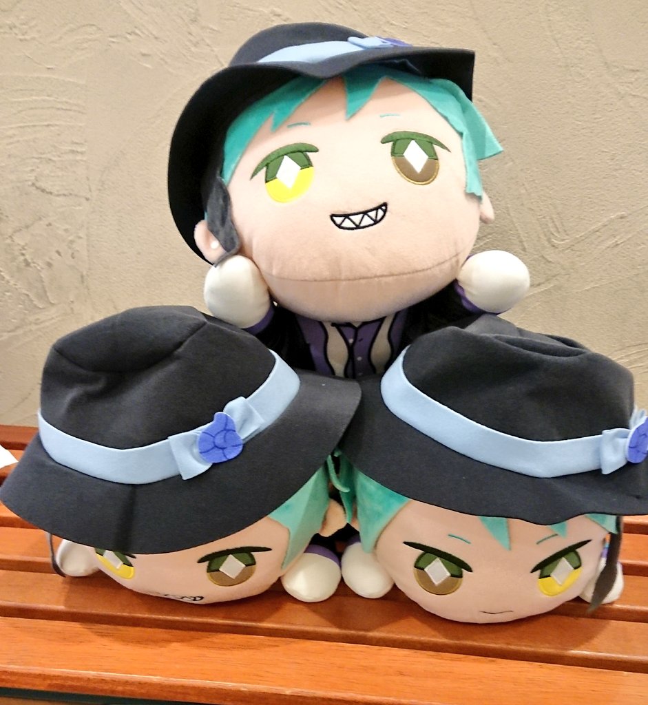 すずか 固定ツイご覧下さい 譲渡 ツイステ 寝そべりぬいぐるみ ぬい 譲 ジェイド1点 ラギー1点 フロイド2点 求 1点1800円 送料 お写真には写っていませんがラギーもございます お取り引き方法は三ノ宮手渡し又は郵送 検索からもお気軽にお声かけ