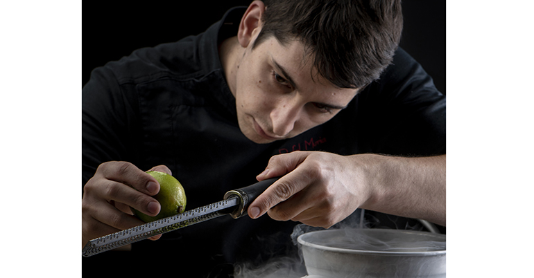 comoju's tweet image. Rafel Muria, el chef de la miel, galardonado como Cocinero Revelación en los Premios Nacionales de Gastronomía 2021 infohoreca.com/noticias/20210… @acgn_cat #PremisACGN2021 #ACGN @rafelmuria #ChefdelaMiel