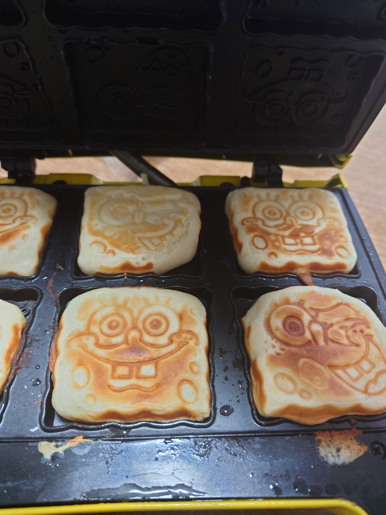 ああああ 子供たちとワッフルパーティー これはスポンジ ボブのワッフルメーカー いつもホットケーキミックス で作っていたのがバレて 今日は初めてワッフルの生地 なんだか難しい T Co C1wze4odit Twitter