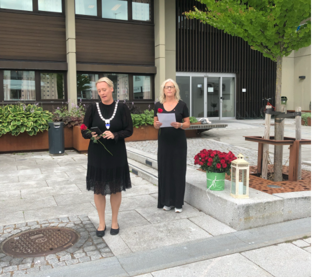 RaumaKommune's tweet photo. Minnemarkering for ofrene etter terrorangrepet 22. juli 2011. Ordfører Yvonne Wold holdt tale og leder for Rauma Arbeiderparti Janne Søvik leste dikt. https://t.co/SlL010dQOb