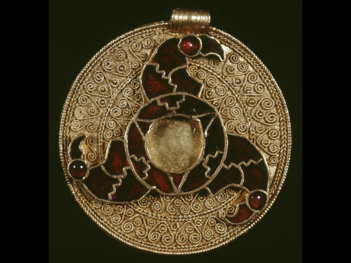 Beautiful Anglo-Saxon gold disc pendant decorated with filigree and three cloisonné birds’ heads aranged in a triskele. Early 600s AD. From King’s Field Anglo-Saxon cemetery, Faversham, Kent, discovered by workers digging a new railway cutting in 1859.

#Archaeology