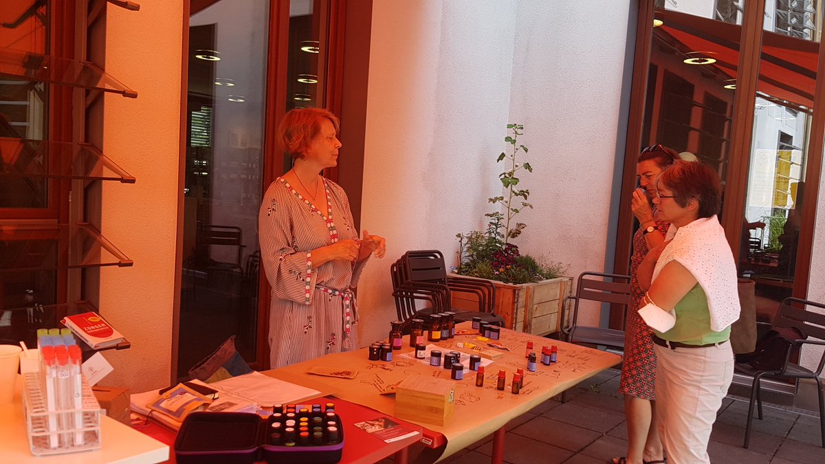 riechexperiment's tweet photo. Ich freu mich auch heute wieder auf Besuch an meinem Schnuppertisch. 14-18 h in der Münchner Stadtbibliothek in Neuhausen (Nymphenburger Str. 171) Um 15 und 17h gibt es Vorträge, dann ist der Tisch nicht besetzt. https://t.co/T3XlBFIZ9r https://t.co/T21UAjG0hD