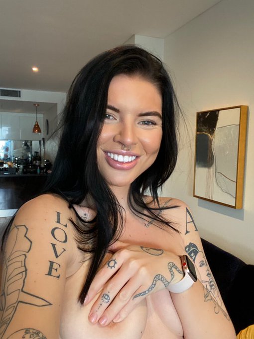 Watch Beth Spiby's leaked NSFW photo on TwXstars