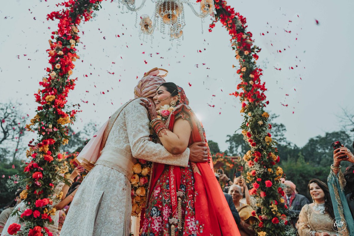 WeddingsAtTaj's tweet photo. Golden moments from Esha &amp; Nikunj's blissful new beginning at @tajpalacedelhi
Photography: Cine Love Productions
Wedding Planners: Touch Wood Groups &amp; Plush Weddings
Wedding Decor:Gautam Vedi
#TimelessMarriages #TimelessMoments #TimelessMomentsAtTheTaj #WeddingSeason #CoupleGoals https://t.co/tljU1BMaZz