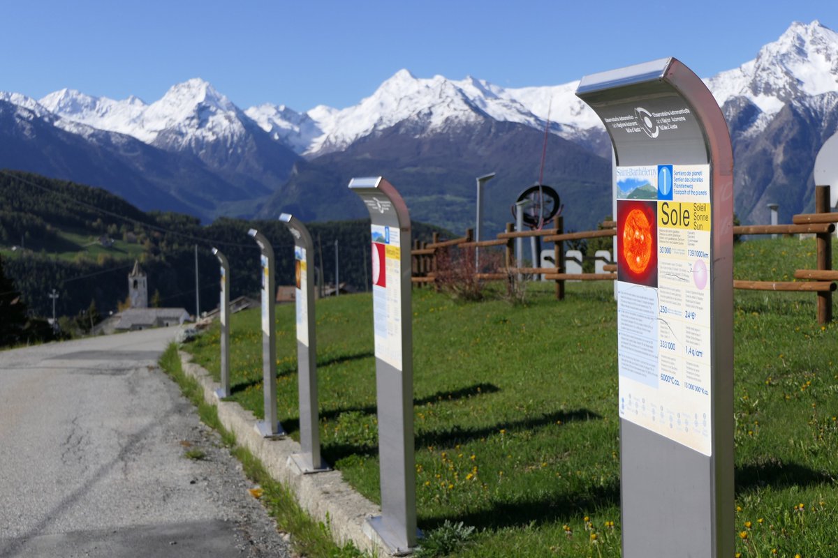 italiaslowtour's tweet photo. 🇮🇹 Nuovo video on line: Il cielo ieri e oggi! L’osservazione del cielo in tempi antichi e al giorno d'oggi nella Valle di Saint Barthélemy, in Valle D'Aosta. Syusy all'Osservatorio Astronomico e al sito protostorico del Castelliere di #Lignan → https://t.co/dAMbpzL1YB https://t.co/ENU5UV2ydC