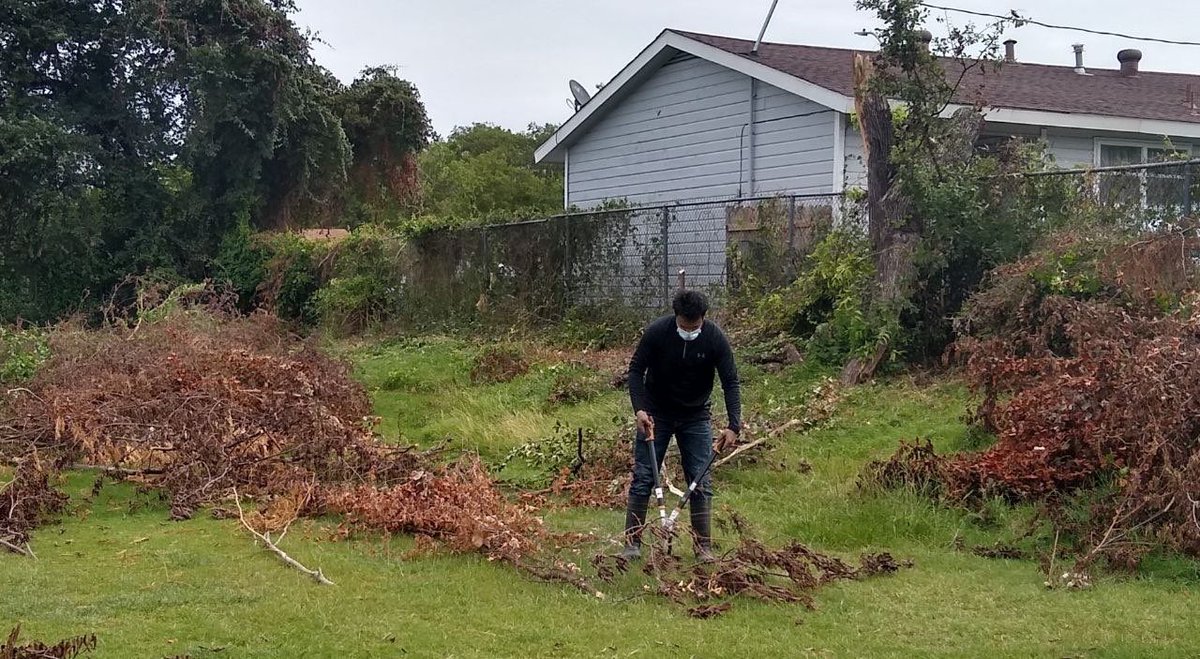 MuslimYouthUSA's tweet photo. #MuslimYouth of @MKA_FortWorth doing some lawn maintenance on their @AMC_FortWorth mosque property, earlier this month. Following the guidance of Prophet Muhammad (PBUH) in that cleanliness is a part of faith. #WhatMuslimsDo #MKACleanUp #ExampleOfTheProphet. https://t.co/vfsPwCtzqG