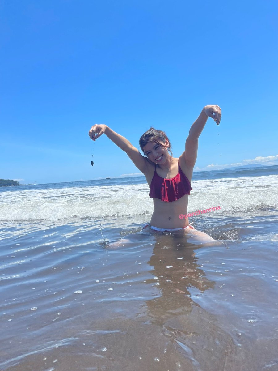 ぱんちゃん 璃奈 無敗の女王更新中 S Tweet 青空と海と背中と足裏と私 夏の思い出4枚 今年初めて家以外で遊んだという衝撃 ディズニーも映画もドタキャンされて 楽しかった 海はまた来たいなー ぱんちゃんは海で泳ぐのが大好き 元水泳部