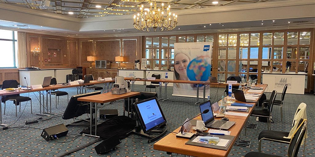 Der <a href="/BDUe_eV/">BDÜ Bundesverband d. Dolmetscher u. Übersetzer eV</a> und der <a href="/bdue_bw/">BDÜ Baden-Württemberg - #BDÜ4you</a> führten Ihre diesjäh­rigen Jahres­mit­glie­der­ver­samm­lungen gemeinsam mit uns als techni­schen Partner mit einem hybriden Konzept durch. Alle Eindrücke und Stimmen zur Veranstaltung: bit.ly/braehler-hybri… ⬅️ #brähler #eventprofs <a href="/Maritim_Hotels/">Maritim Hotels</a>