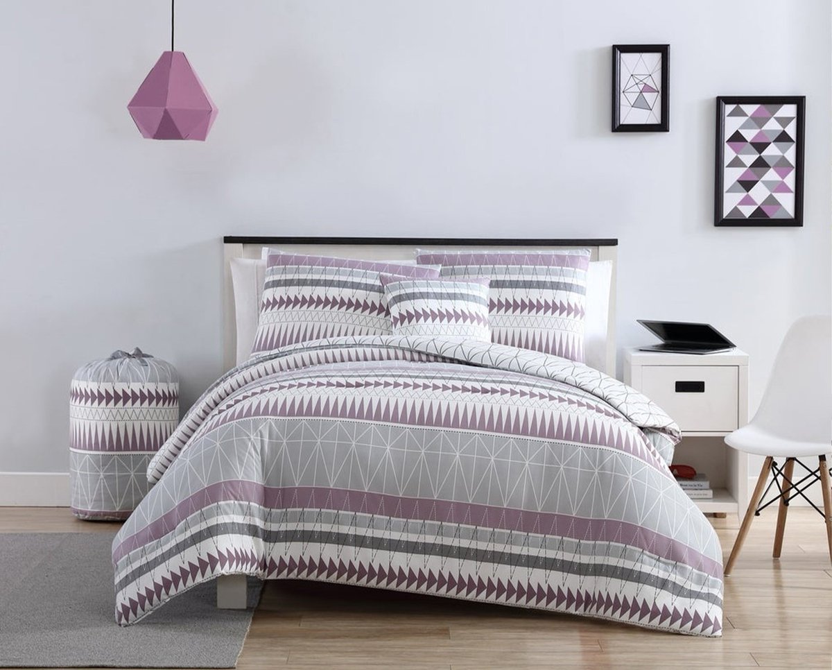 Head off to school in style. Shop this twin XL comforter set⁠—complete with a travel bag for laundry day! ow.ly/1HNa50FBqdl