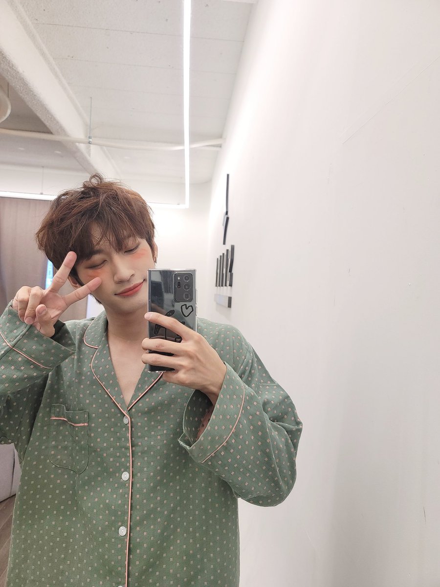 OmegaX_members's tweet photo. [#OX]

저희 영상 보셨나요? 진짜... 뭐든 잘하는 오메가엑스 최고다 그쵸??😆💜💜

#OMEGA_X #오메가엑스 #태동 https://t.co/jOG5pPuxZX