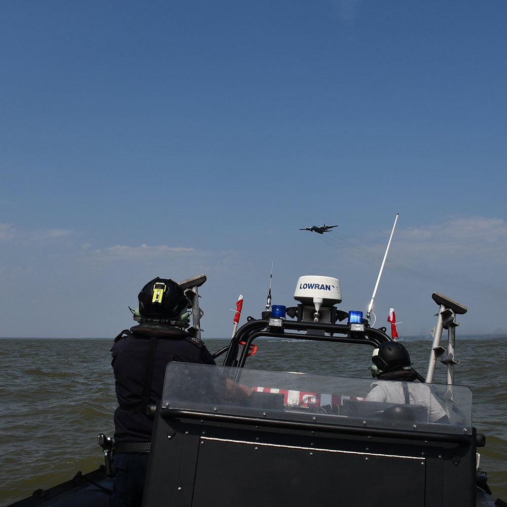 rcmpmb's tweet photo. Did you see the Herc flying over Lake Winnipeg, just east of Gimli, last week? On July 12, #rcmpmb &amp; 435 Transport &amp; Rescue Squadron of the @RCAF_ARC, based out of 17 Wing, practiced dropping &amp; receiving rescue equipment from the big plane to the RCMP vessel below. https://t.co/ufoKux33HY