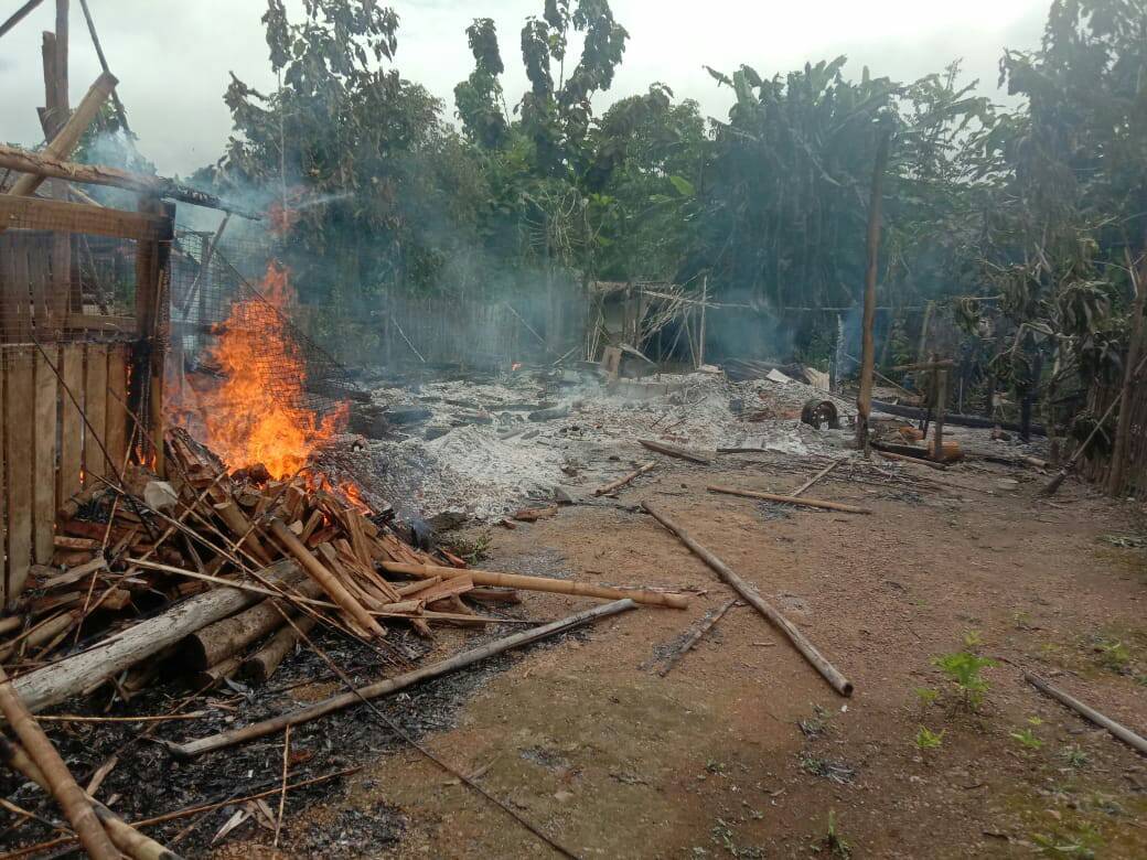 zoyaphan's tweet photo. Houses in Mutraw burnt down by the Burmese regime- Min Aung Hlaing and his military continue to enjoy impunity while the world is watching #WhatsHappeningInMyanmar, including war crimes and crimes against humanity, and a massive health crisis. https://t.co/mYiXtWSCrl